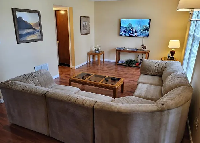 Cozy And Spacious-4 Bedrooms Townhouse